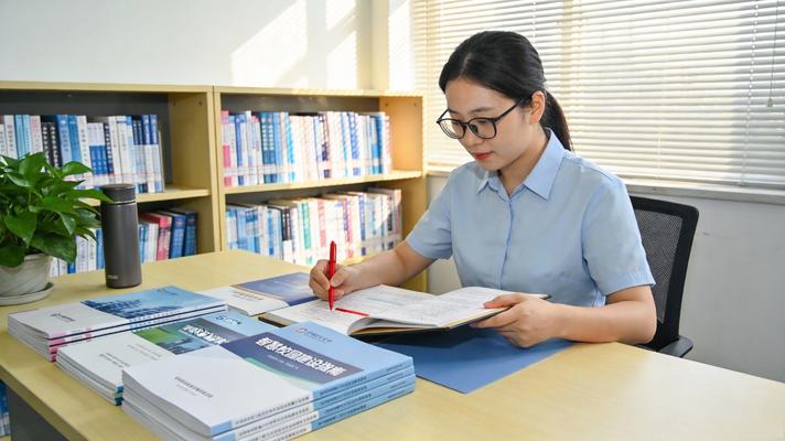 辅导员办公场景