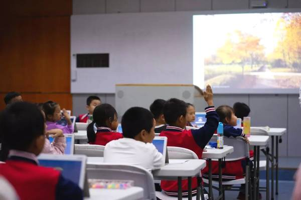 智慧校园环境下的师生互动教学场景