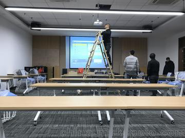 教室投影仪维修场景