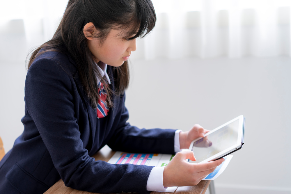 学生使用平板电脑学习